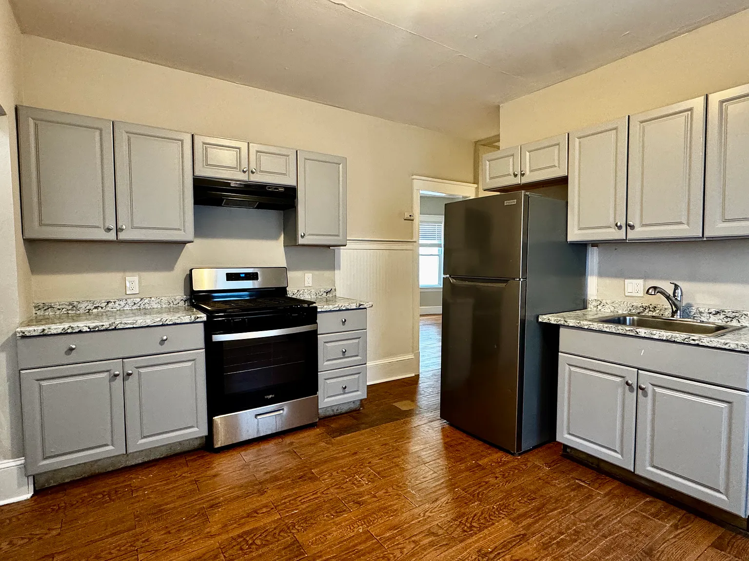 3 bed, 1100 sqft, $3,300 — Photo 3