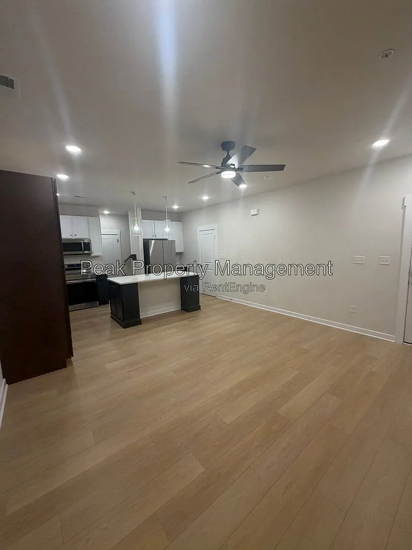 3 bed, 2.5 bath, 1518 sqft, $3,100 — Photo 4