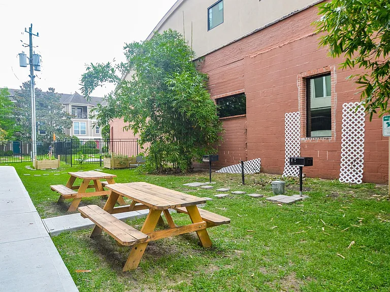 1900 Genesee St #104 — Photo 33