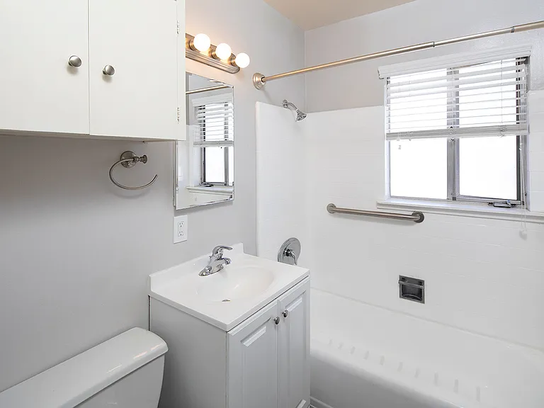 Emerald Manor Apartments — Photo 6