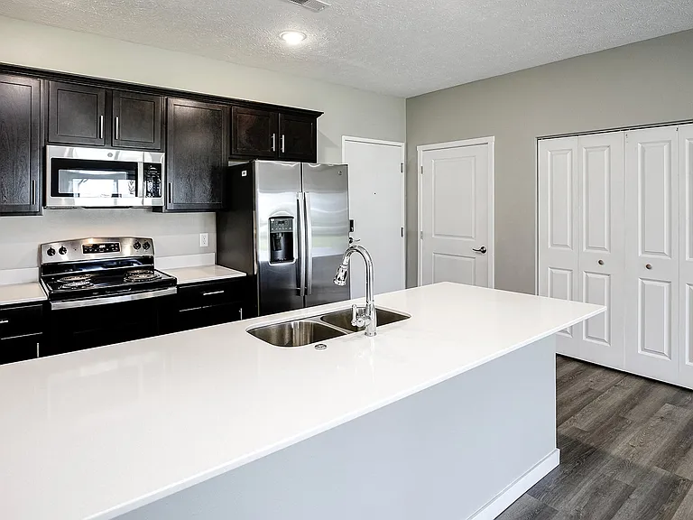 Cross Creek Apartments — Photo 2