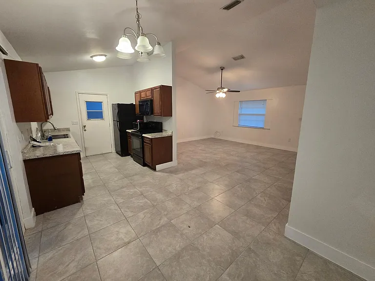 140 Del Monte St NE — Photo 5