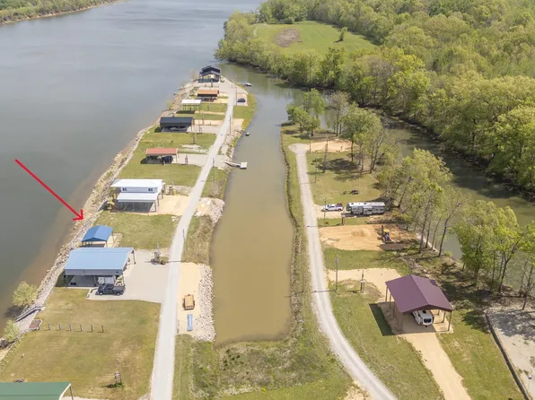 1089 River Front Dr, Clifton, TN 38425