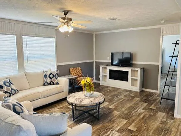 527 Carolina St — Photo 3