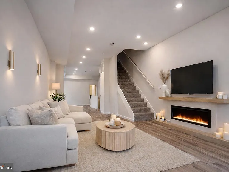 2600 E Hoffman St — Photo 2