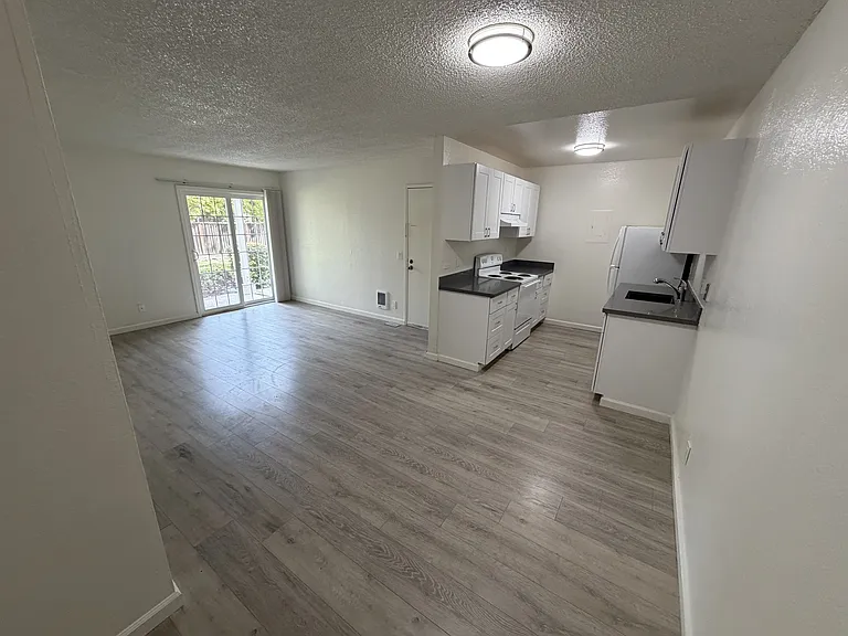 Sierra Vista Apartments — Photo 8