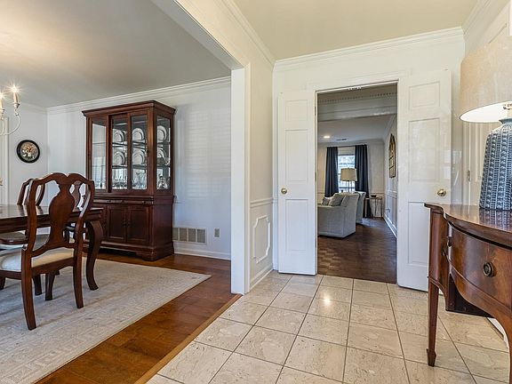 5th image of 1907 Elmhurst Dr