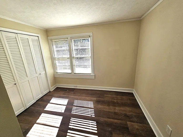 438 Thompson St — Photo 11