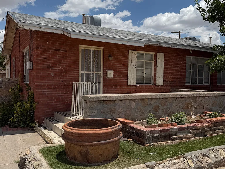 1102 Huckleberry St — Photo 1