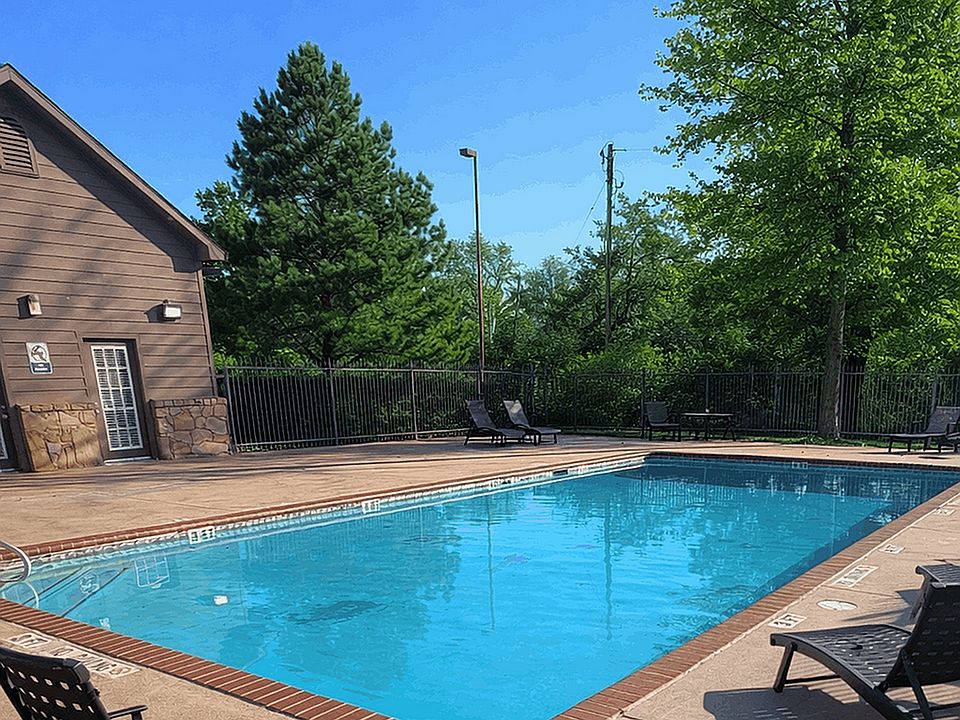 Swimming Pool at Arbor Pines