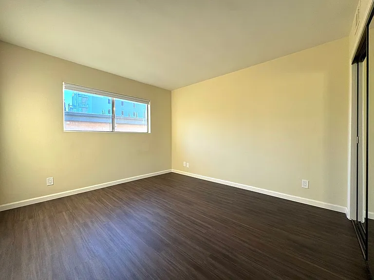 1124 N Olive Dr — Photo 13