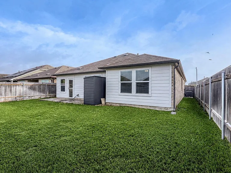525 Sebring Cir — Photo 16