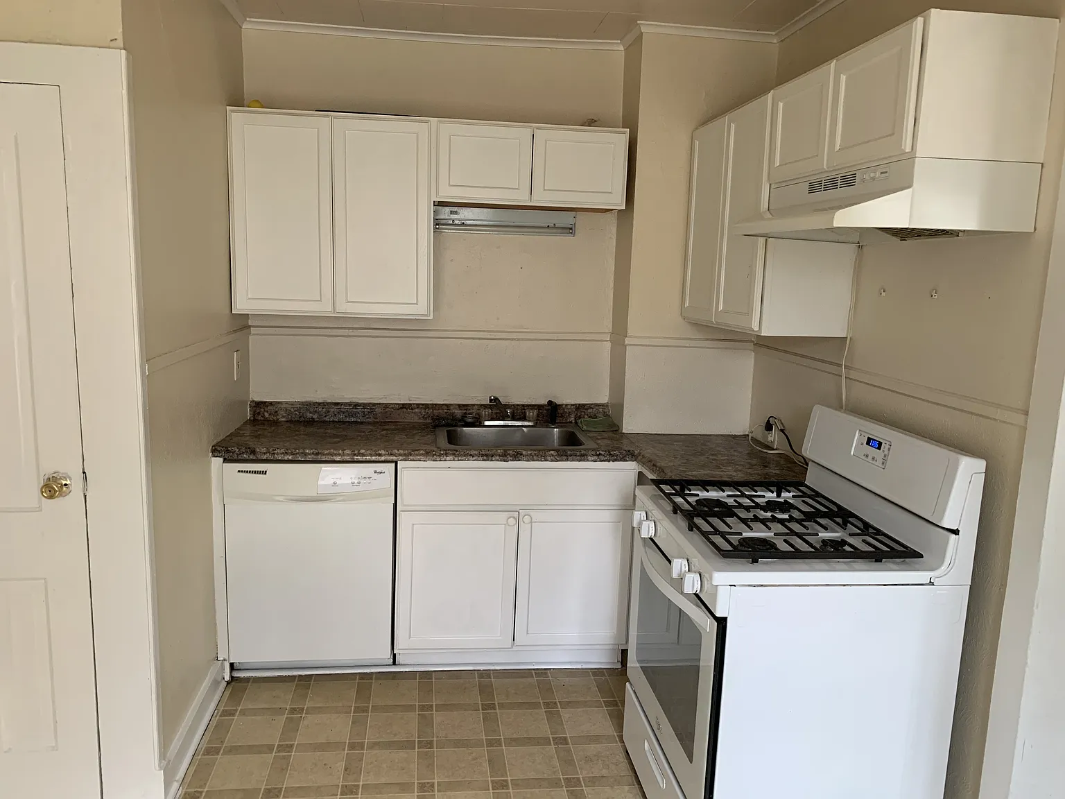 1009 Broad St — Photo 4