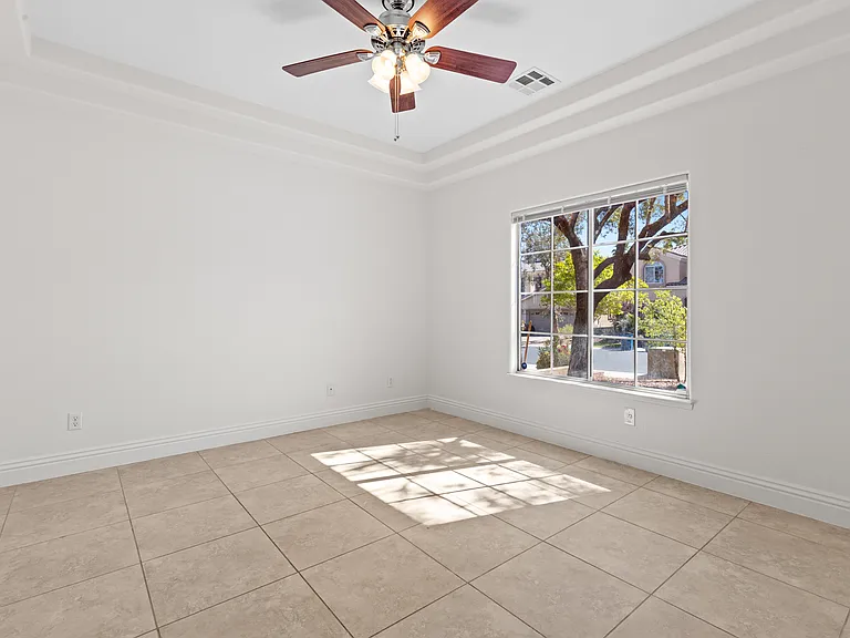 2733 Kildrummie St — Photo 10