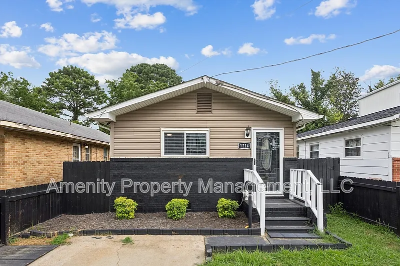 3 bed, 1.0 bath, 818 sqft, $1,600 — Photo 1