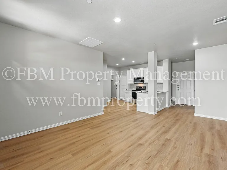 2120 Dena Dr — Photo 7