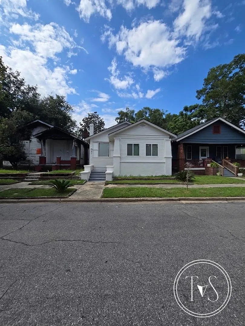 Move In By September 30th & Receive First 30 Days Of Rent Free** — Photo 2