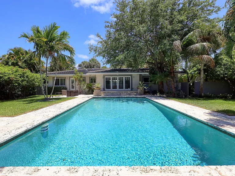 1635 Seabreeze Blvd — Photo 2