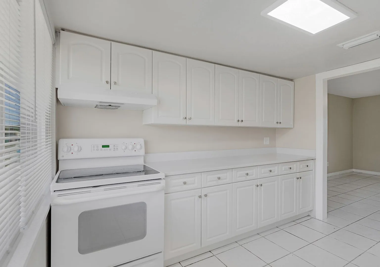2927 SE 15th Pl Unit 4 — Photo 1