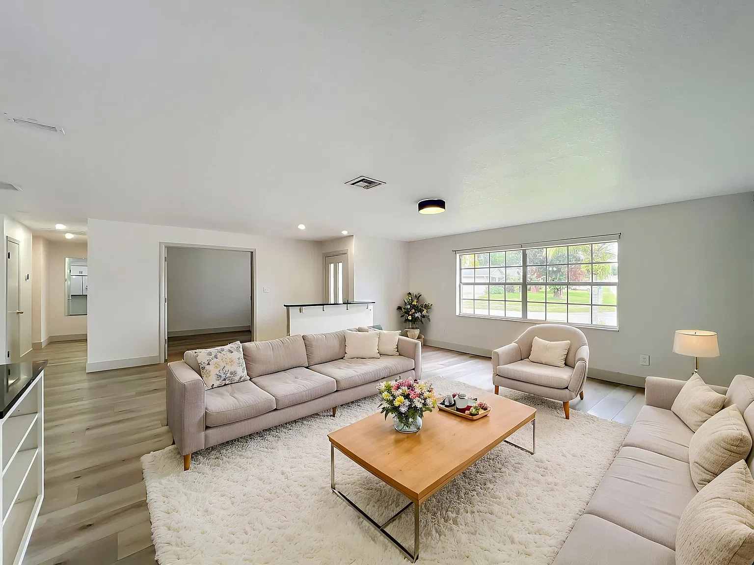 Pet Friendly, Spacious 4-Bedroom Orlando Home with Pool & Lawn Care Included — Photo 3