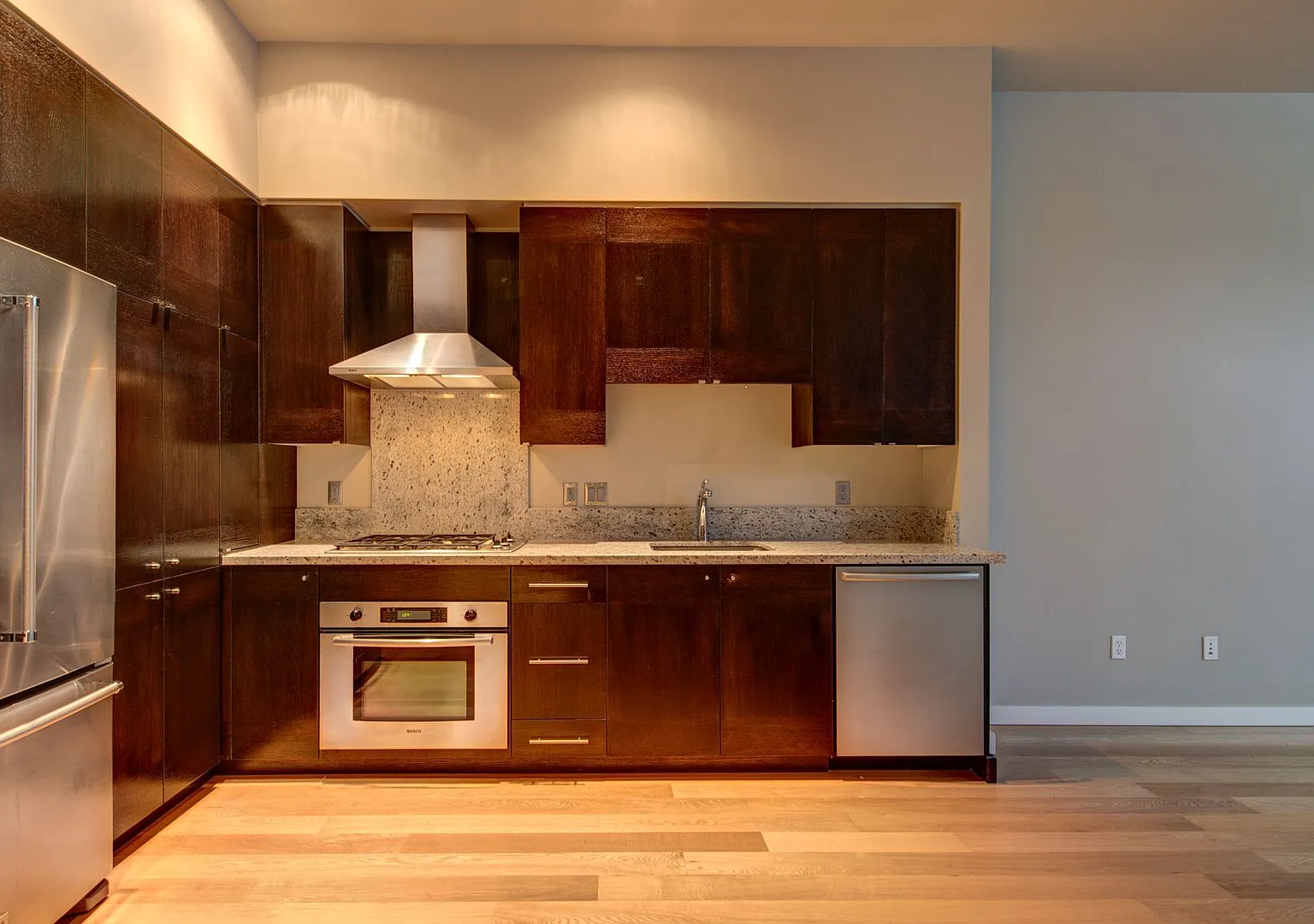 Sparkling clean 1-bed / 1-bath condo on South WaterfrontParking included — Photo 3