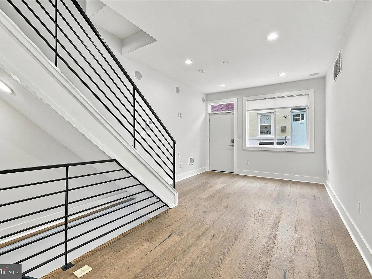 3 bed, 3.0 bath, 2000 sqft, $2,654 — Photo 3