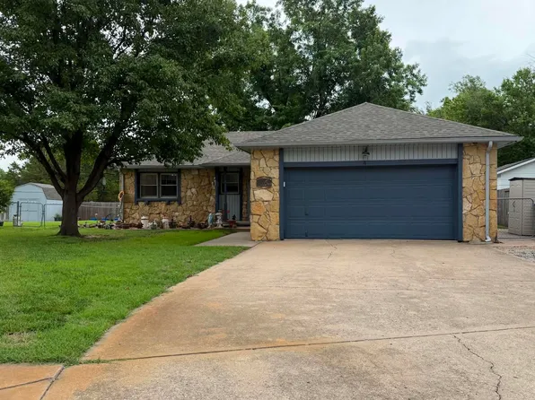 4 Park Ct, Valley Center, KS 67147