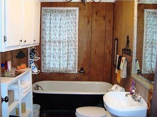 Adorable claw foot tub!