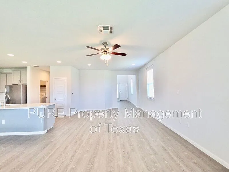 4 bed, 2.5 bath, 2381 sqft, $2,350 — Photo 4