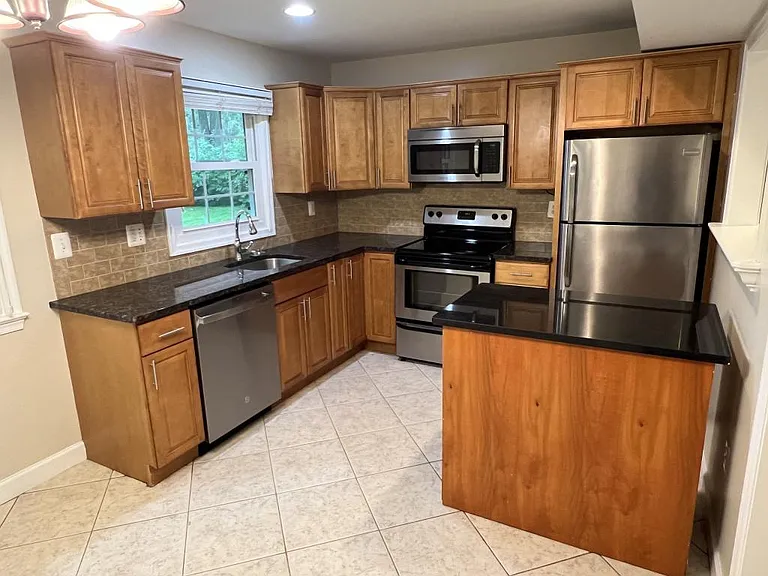 7723 Marthas Ln — Photo 6