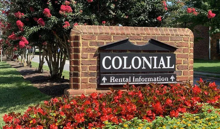 Colonial Apartments — Photo 27
