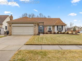 26802 Inverness St, Woodhaven, MI 48183