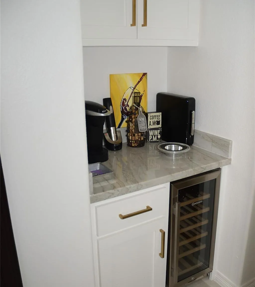 4 bed, 2.0 bath, 3000 sqft, $3,000 — Photo 4