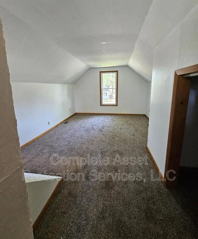 3 bed, 1.0 bath, 1053 sqft, $1,925 — Photo 2
