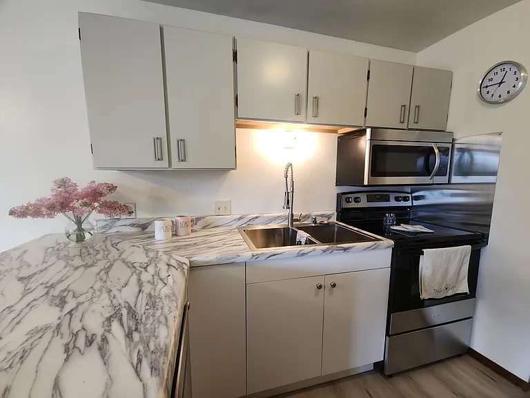 1045 Greenwood Ct — Photo 5
