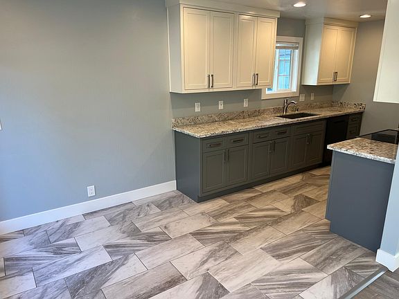 3rd image of 956 Castlewood Dr #4