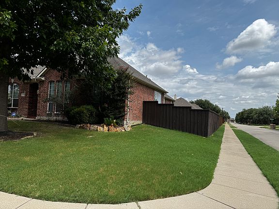 2nd image of 1688 Knoll Wood Ct