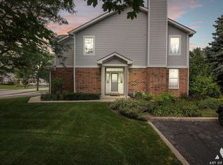 135 Chestnut Hills Cir, Burr Ridge, IL 60527