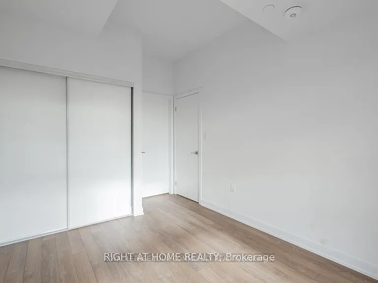2433 Dufferin St #606 — Photo 8