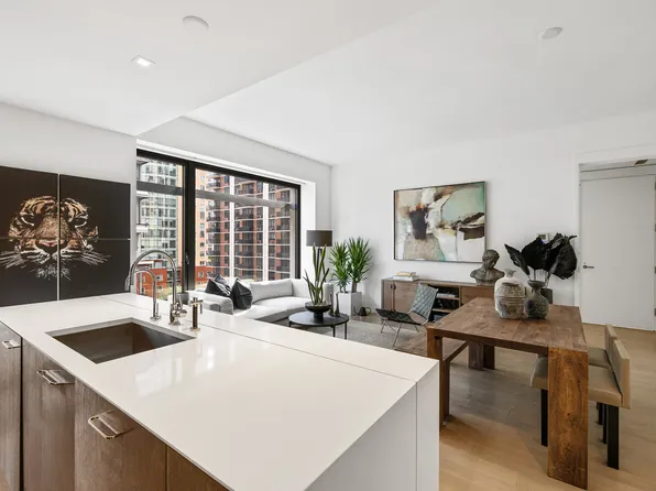 301 East 50th Street image 1 of 16