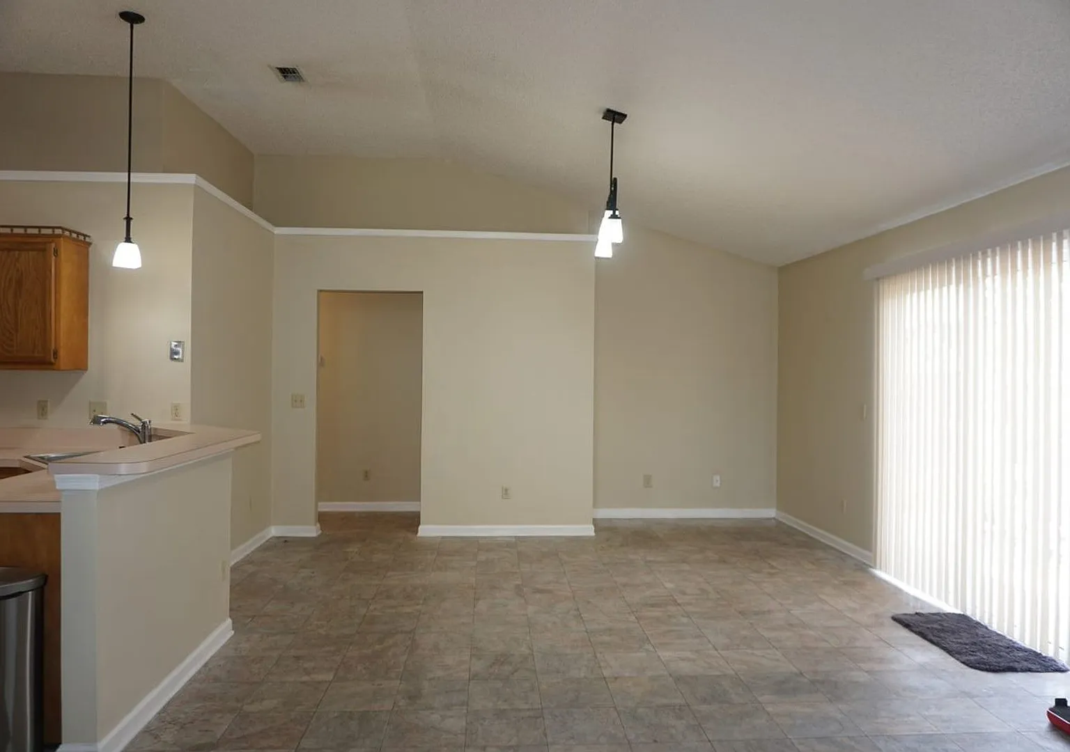 3 Bedroom 2 bathroom House on the Southside of Jacksonville. No additional fees. — Photo 3