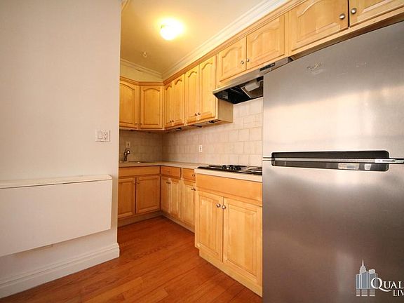 3rd image of 34 E 11th St APT 3D