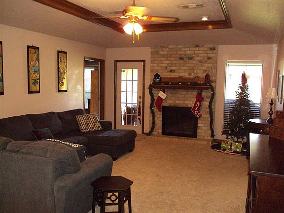 3rd image of 981 Meadowridge Dr