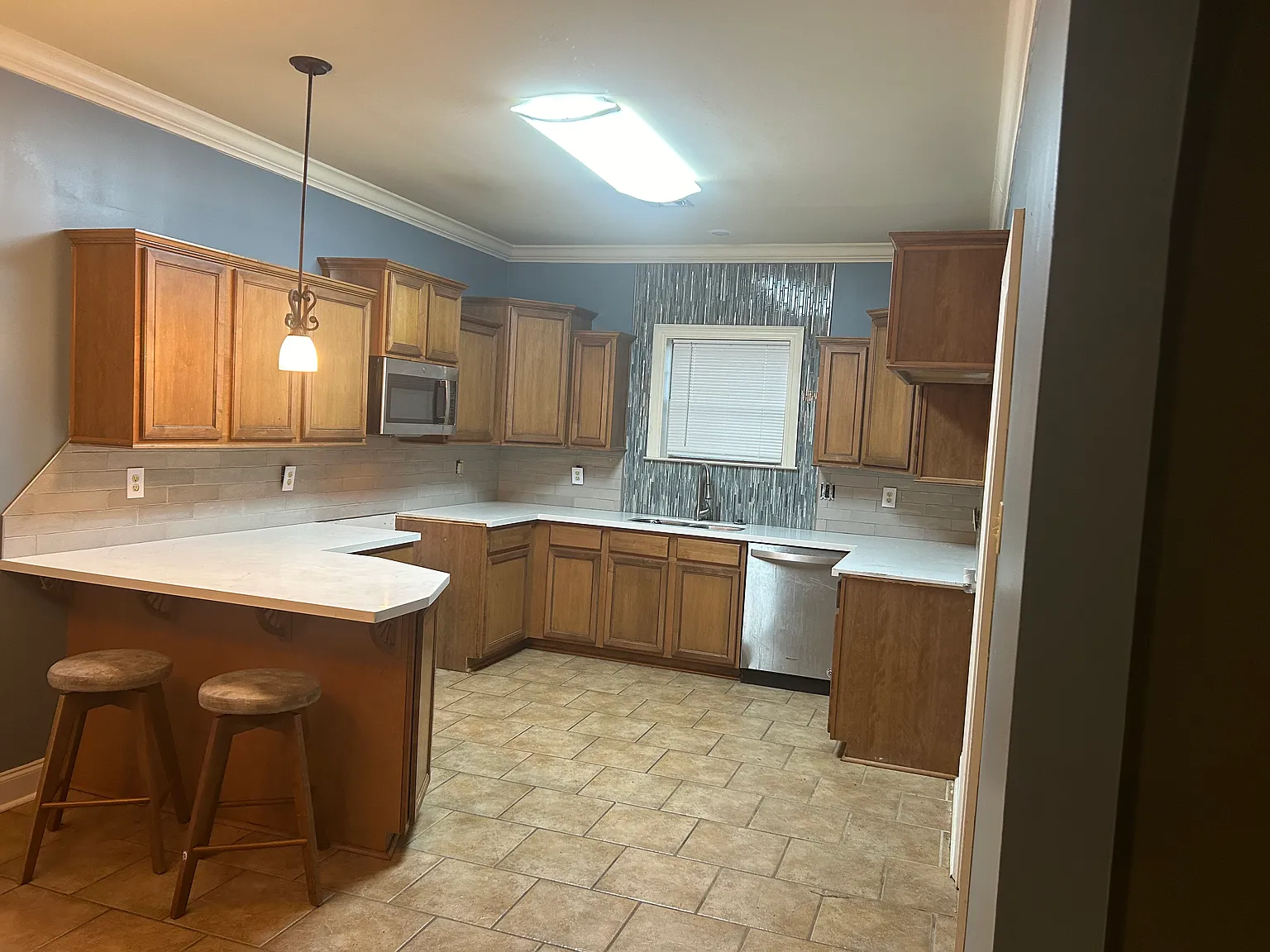 3 bed, 1976 sqft, $2,350 — Photo 3
