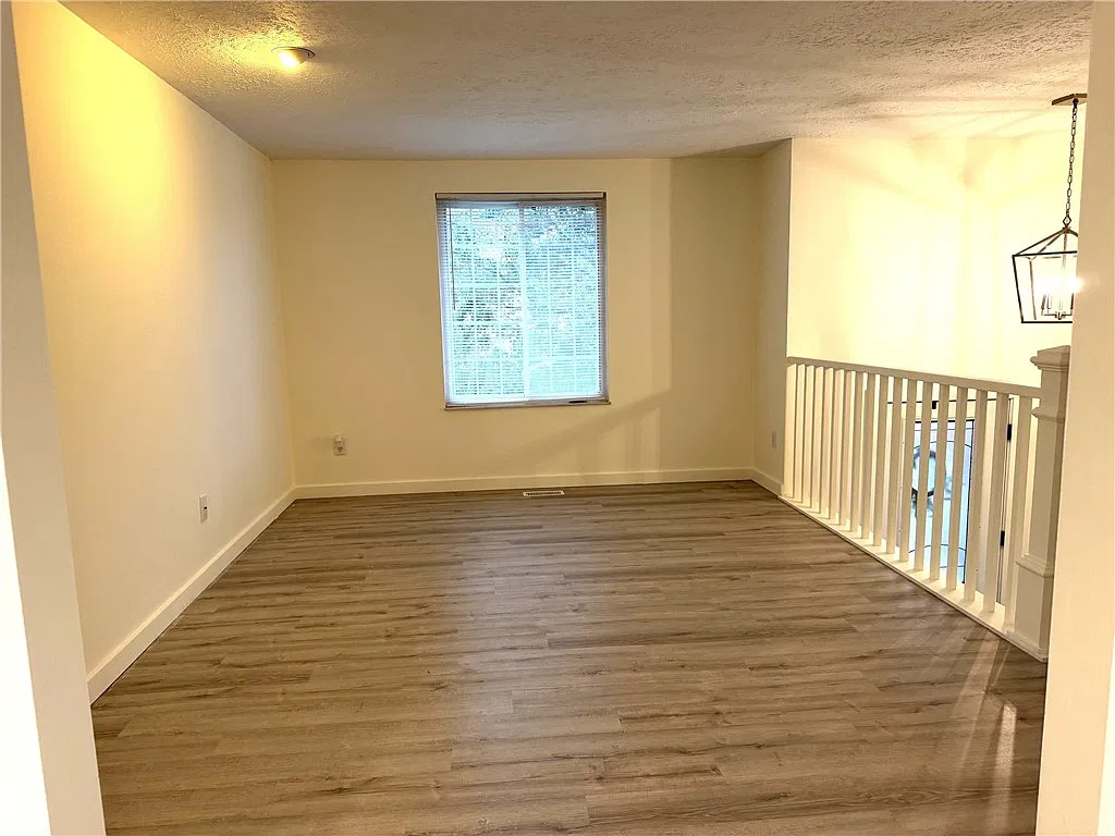 3 bed, 1.5 bath, 924 sqft, $2,400 — Photo 3