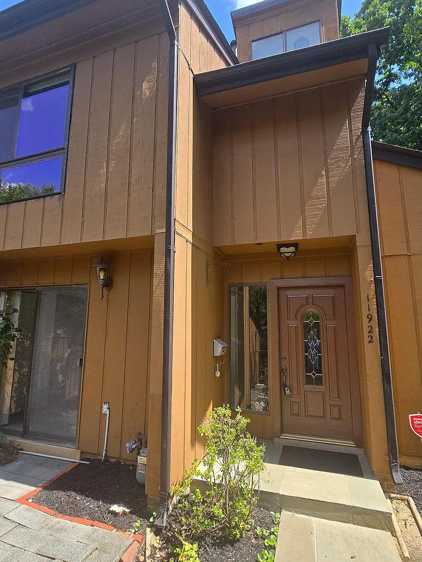 3 bed, 2.5 bath, 1969 sqft, $3,200 — Photo 2