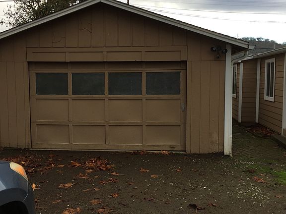 Detached garage
