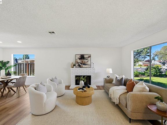 2nd image of 1686 Rhododendron Dr