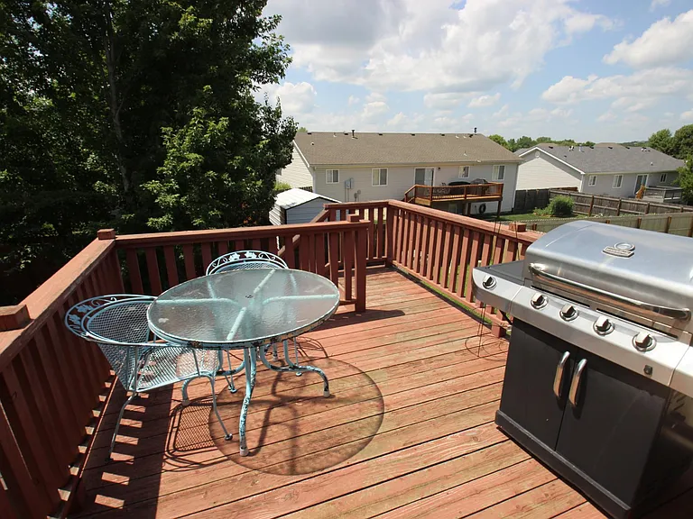 517 Harland Dr — Photo 2