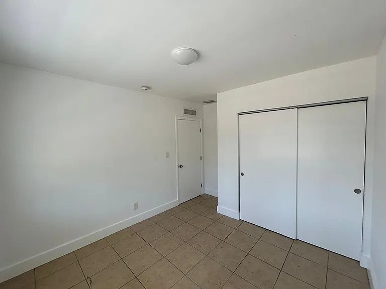 920 SE 2nd Ave — Photo 9